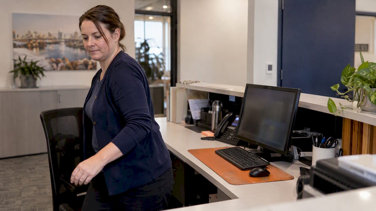 Receptionist leaving a shared workstation active